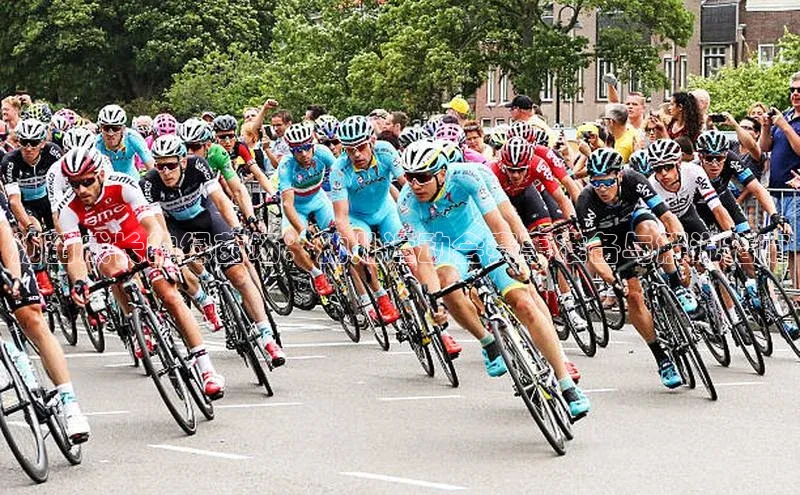 幼苗成长的绿茵场：幼儿运动会赛事准备与解说指南